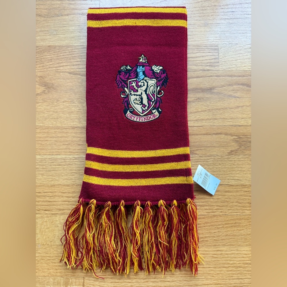 The Wizarding World Of Harry Potter Universal Orlando Griffindor Scarf NWT
